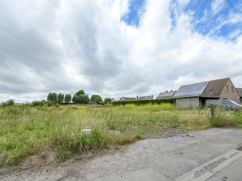 Ontdek de unieke kans om uw droomwoning te realiseren op een schitterend perceel bouwgrond aan de Ruyterhoekstraat 8 in Kortemark. Met maar liefst 163