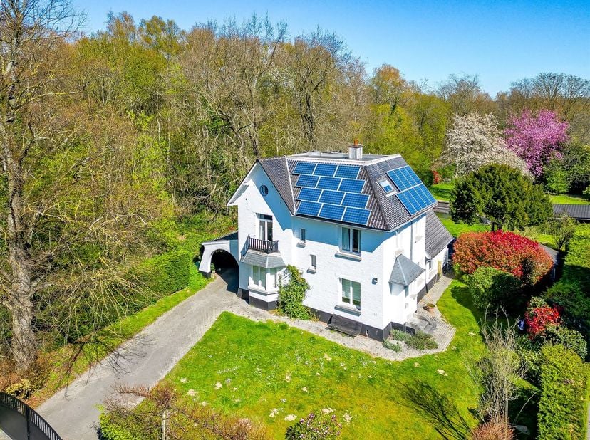 Property One, uw vastgoedpartner in Ukkel, biedt u deze uitzonderlijke eigendom aan, ideaal gelegen aan de rand van de Kauwberg, in een bijzonder gewi