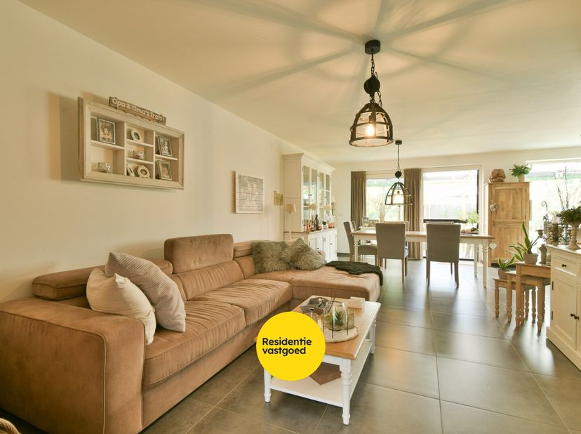 Welkom in de Groene-Herdersgoed 27 in Roeselare, een fantastische, energiezuinige woning gelegen in een rustige, residentiële wijk. Dankzij de gunstig