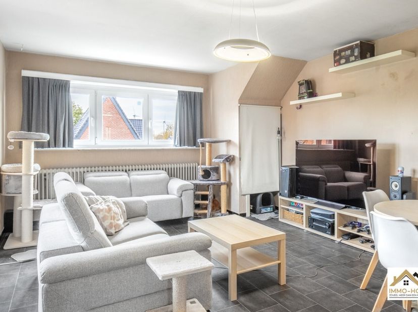 Het karaktervolle gebouw, met een doorgang onder het pand naar de 7 garages, herbergt drie wooneenheden.Op de 2de verdieping en dus dakappartement (99