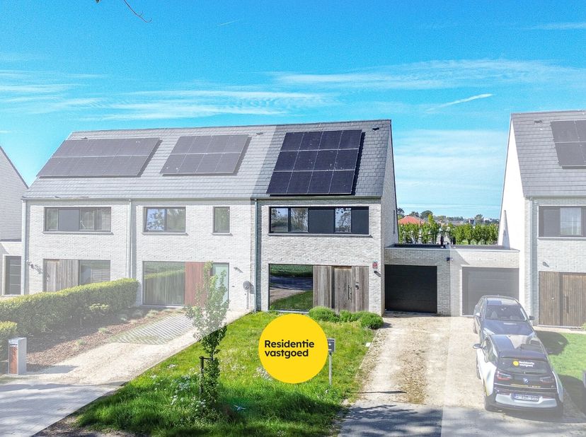 In de charmante badplaats De Haan, in de gegeerde wijk Vosseslag, bevindt zich deze recente halfopen bebouwing (2020) op een perceel van 443 m². De wo