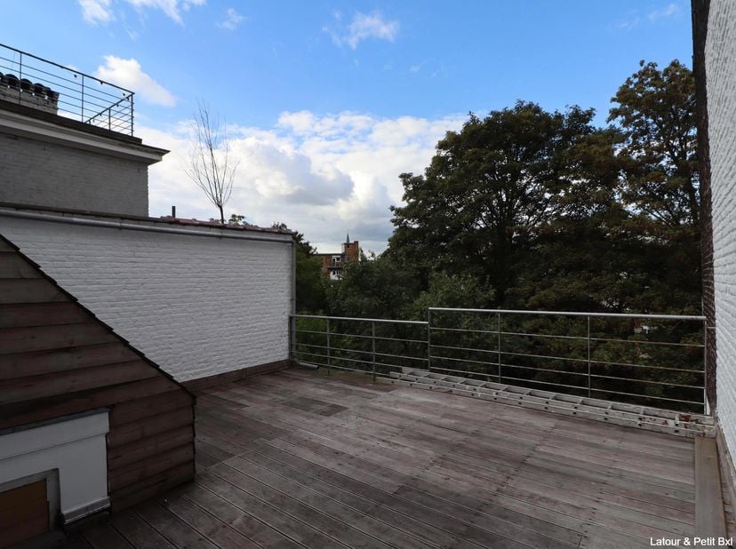SCHAERBEEK, Voltaire, op een steenworp van het Josaphatpark, mooi duplex APPARTEMENT (2slk/1badk) van 100 m² met een groot terras. Gelegen op de 2de &amp;