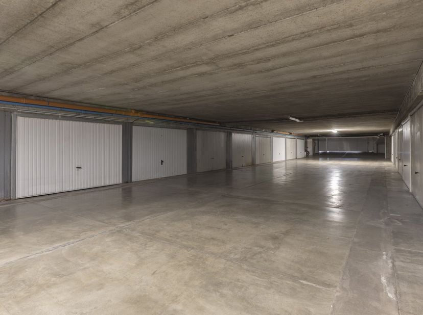 Gesloten garagebox te koop in een verzorgd appartementsgebouw, gunstig gelegen aan de Sylvain Dupuislaan 282.<br />
<br />
De ligging biedt een vlotte
