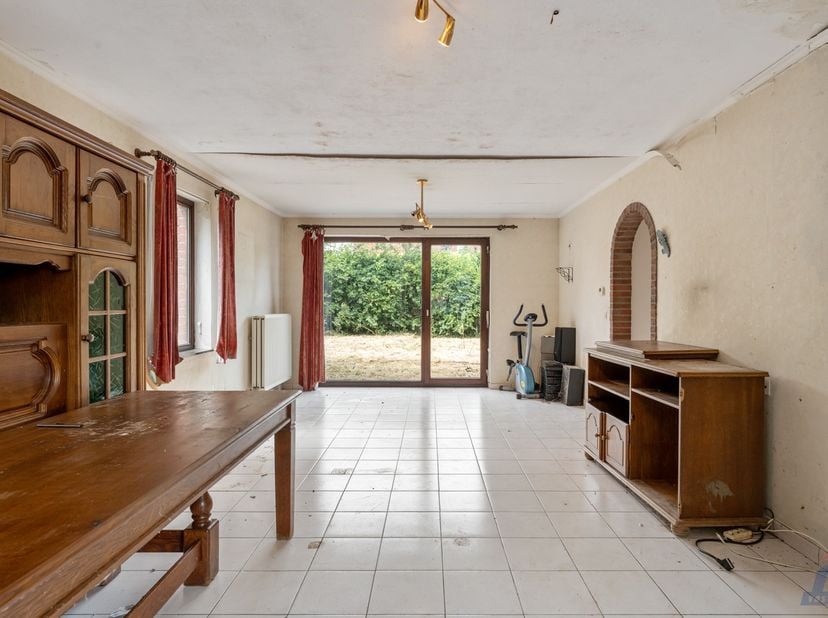 Op zoek naar een woning met potentieel die je volledig naar eigen smaak en wensen kan renoveren? Deze halfopen bebouwing, gelegen aan Smisveld 2 te 38