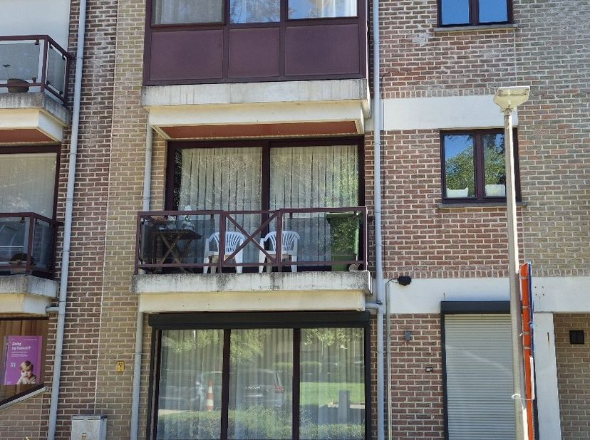 Instapklaar duplex appartement op de 2e verdieping.  <br />
Bestaande uit hall, 2 aparte toiletten, living, keuken (kasten, enkele inox afwasbak, elek