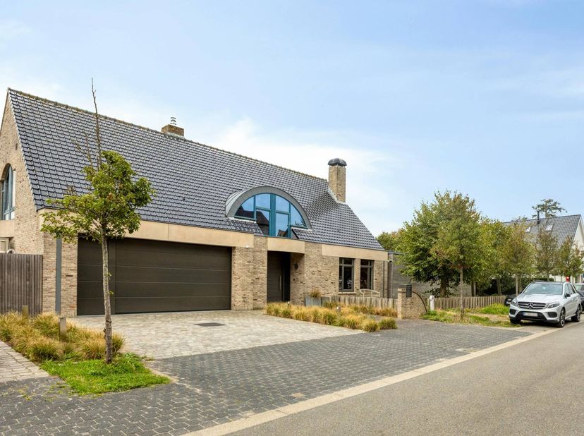 Ontdek deze exclusieve villa te koop aan de H. Deweertlaan in Koksijde, waar modern comfort en een hoogwaardige afwerkingsgraad samenkomen. Gelegen op