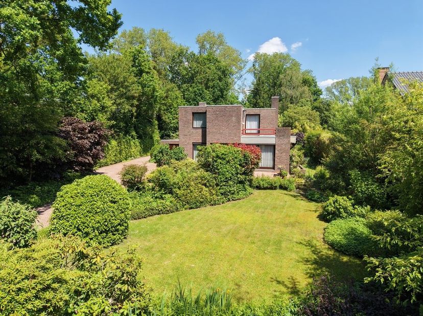 In een van de meest exclusieve straten van Hasselt bevindt zich deze karaktervolle villa uit 1975, gelegen op een ruim perceel van maar liefst 24are42