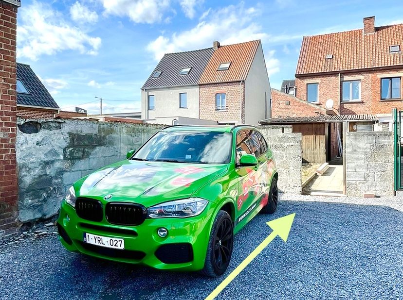 Instapklare woning op centrale locatie met goede verbindingen naar openbaar vervoer, station, autostrades en winkels; Indeling: ruime inkom met trapha