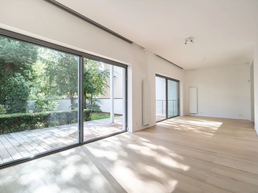 Victoire-Junot vous propose ce superbe appartement intégralement rénové profitant d'une entrée indépendante à rue (comme une maison) d'une superficie