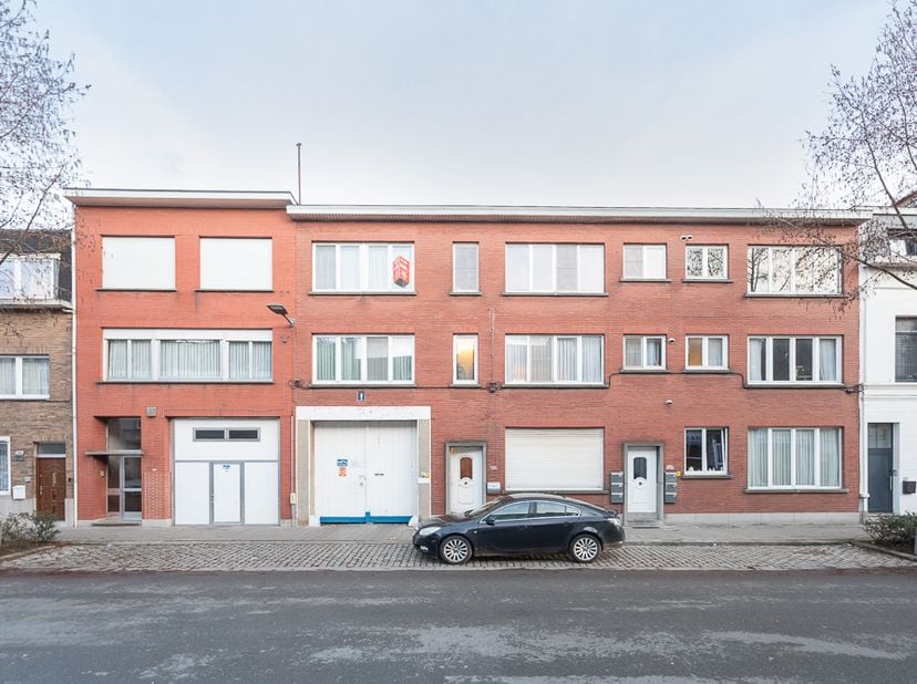 APPARTEMENT -<br />
Het appartement gemerkt C. <br />
Op het gelijkvloers: een hall met trap; op de eerste verdieping: een hall met trap, living, keuk