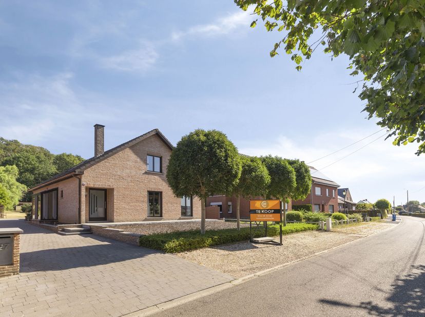 Bent u op zoek naar een ruime, instapklare woning op een rustige locatie? Dan is deze energiezuinige woning in Rillaar zeker een bezoek waard! Met een