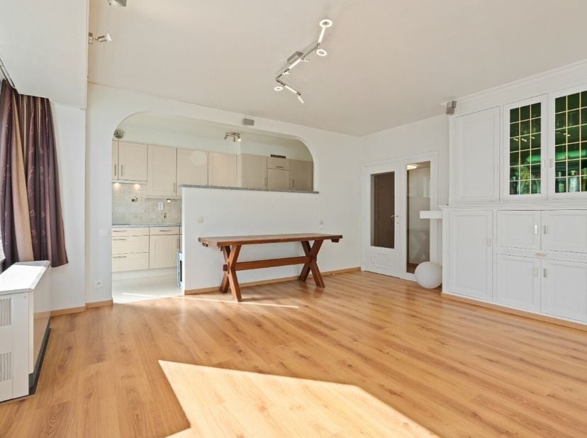 Te koop: hoekappartement in het hartje van Oostende, op slechts 100 meter wandelen van de Zeedijk. Dit appartement ligt in de Langestraat, midden in h