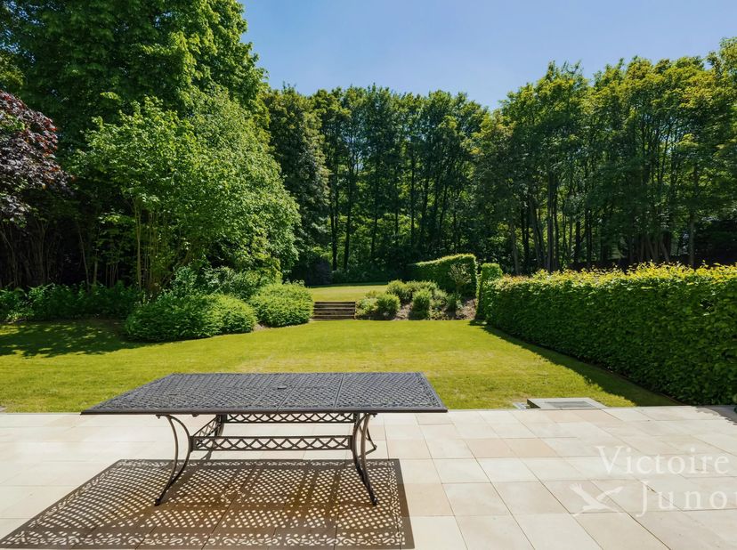 Victoire-Junot biedt u deze exclusieve kans om dit prachtige gelijkvloerse huis te kopen met een privétuin van ongeveer 10 are, genesteld in het hart