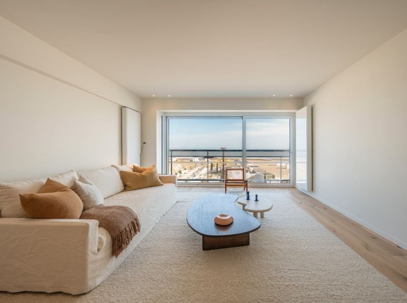 Exclusief en hoogwaardig gerenoveerd appartement, uitzonderlijk gelegen op de Zeedijk in het Zoute, tussen het Albertplein en de Wandeldijk. Deze resi