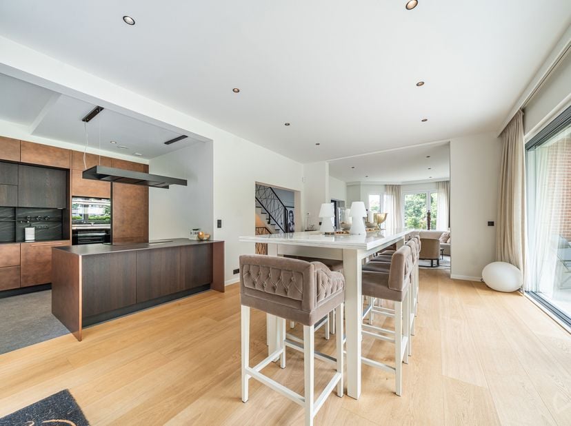 Aan de ingang van het Ter Kamerenbos, in een van de meest gegeerde buurten van Brussel, biedt dit zeldzame pand het comfort van een huis met de voorde