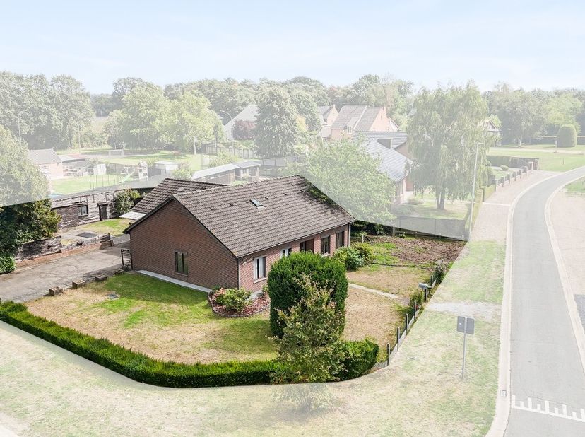 [[ DIT PAND NEEMT DEEL AAN DE ERA OPEN HUIZEN DAG OP 19/9 VAN 13:00 TOT 14:00 ]] Deze vrijstaande woning ligt op een rustige locatie in een woonkern v