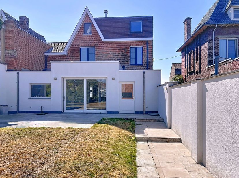 Benaderende OPPERVLAKTEN:<br />
Constructie - bewoonbare oppervlakten<br />
Woning: 258 m²<br />
Kantoor: 124 m²<br />
Magazijn: 630 m²<br />
<br />
G