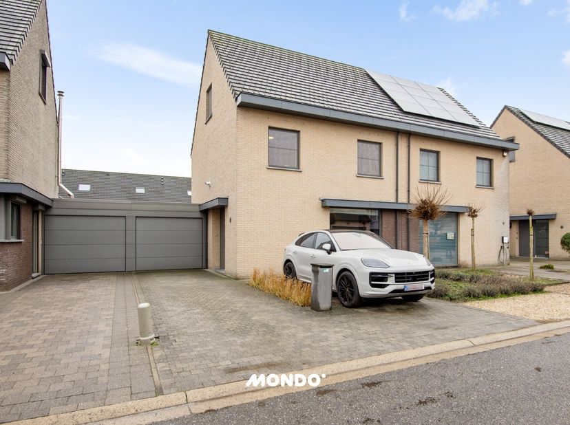 Deze energiezuinige en instapklare woning biedt een doordachte indeling en hoogwaardig wooncomfort. Op het gelijkvloers treft u een inkomhal met gaste