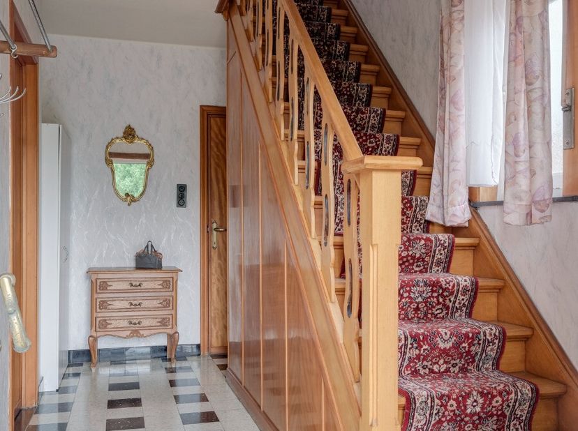 Deze woning biedt een degelijke bouwstructuur met veel renovatiepotentieel. Het ruime perceel met stallen is ideaal voor het houden van dieren of iema