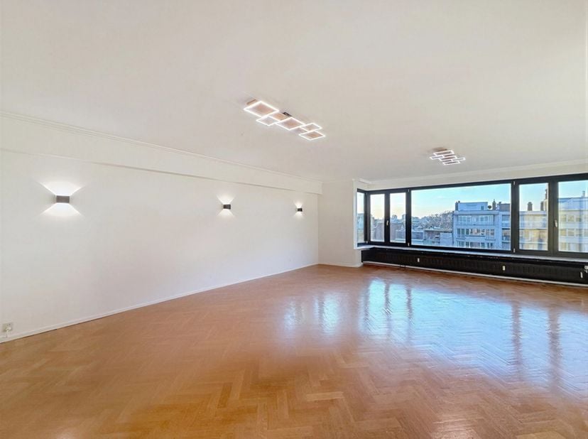 Goed gepresenteerd door Elisabeth du Chastel : 0495 79 78 58 / elisabeth.duchastel@victoire.be<br />
Montgomery - prachtig penthouse van 140m² + terra