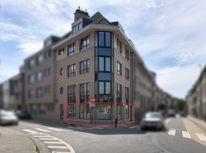 COMMERCIËLE RUIMTE (GELIJKVLOERS)<br />
<br />
Handelsgelijkvloers van 58m², interessant gelegen op de hoek van de Toekomstsstraat met vlakbij heel wa