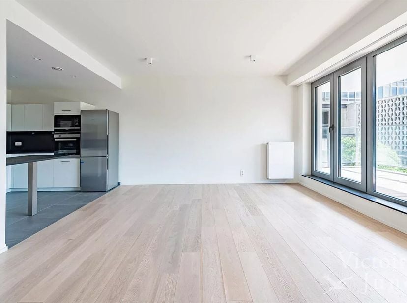 Gepresenteerd door Yanis Morsa : 0487 71 46 10 / yanis.morsa@victoire.be<br />
Victoire Junot biedt u dit prachtige nieuwe appartement van ±100 m² aan