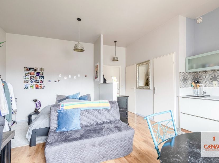 Deze studio is gelegen nabij de&amp;nbsp;Coupure te Gent en maakt deel uit van de residentie 1000 Vuren. De studio geniet van een uitstekende locatie: in