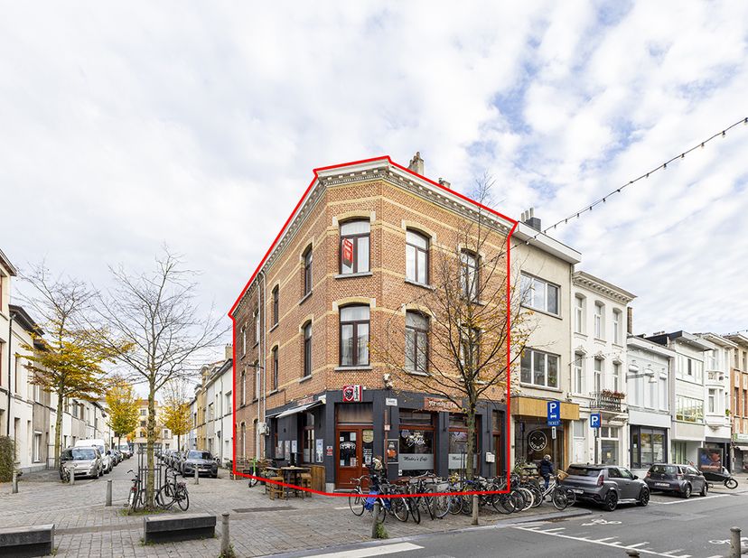 HANDELSRUIMTE MET 2 APPARTEMENTEN -<br />
Karaktervol hoekpand met handelsruimte en twee verhuurde appartementen. Instapklare belegging in het bruisen