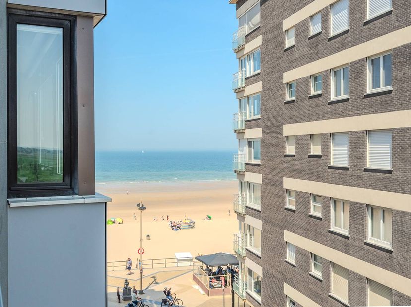 Ruime studio met prachtig lateraal zeezicht te koop. Deze instapklare studio bevindt zich op de vierde verdieping van de residentie Majestic, gelegen