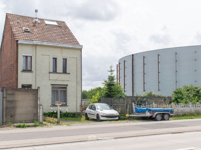 VALIMMAS verkoopt deze ruime driegevelwoning op 6 are 40, met mooie en naar het zuiden gerichte tuin en parking ...   <br />
<br />
Het gelijkvloers b