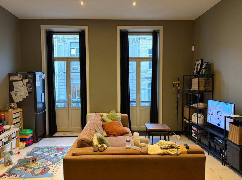 Op een uitstekende locatie, vlak bij het Zuid in Gent, bevindt zich dit aangename appartement met 2 slaapkamers. Dankzij de centrale ligging geniet je