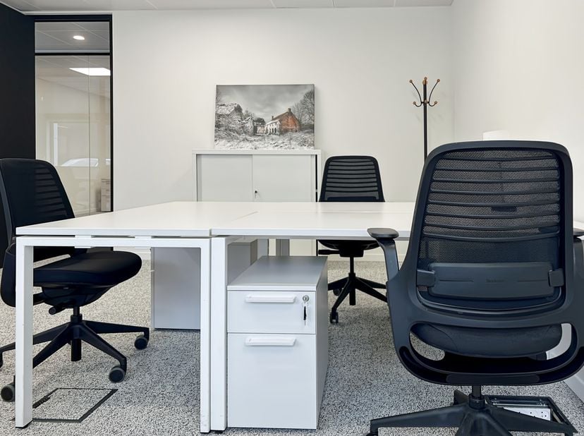 Privékantoor voor 2 werknemers in Regus Axis Parc<br />
<br />
Dit aanbod omvat een eigen kantoorruimte met service voor 2 werkstations en bovendien t