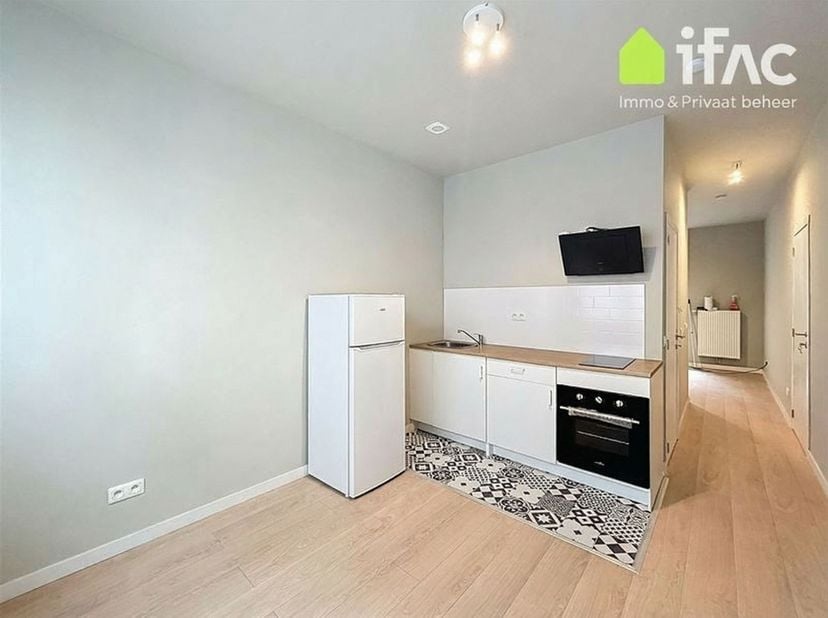 Agréable studio entièrement rénové avec coin couchage, à proximité des halles de Saint-Géry !<br />
<br />
Au rez-de-chaussée d'un petit immeuble :