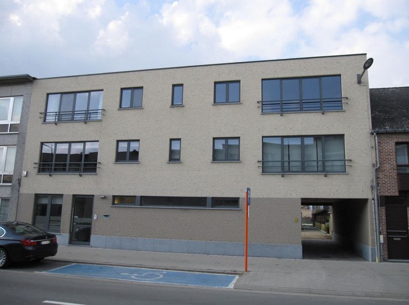 Een ruim appartement op 2e verd. (LINKS) met 2 ruime slpk., 1 badk. met inloopdouche, gastentoilet, inkomhall, leefruimte - eetplaats, ingerichte keuk