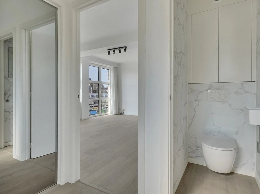 Investeringskans in Bilzen  Instapklaar appartement met sterk verhuurpotentieel.<br />
Dit volledig gerenoveerde appartement aan de Zeepstraat 4 in Bi
