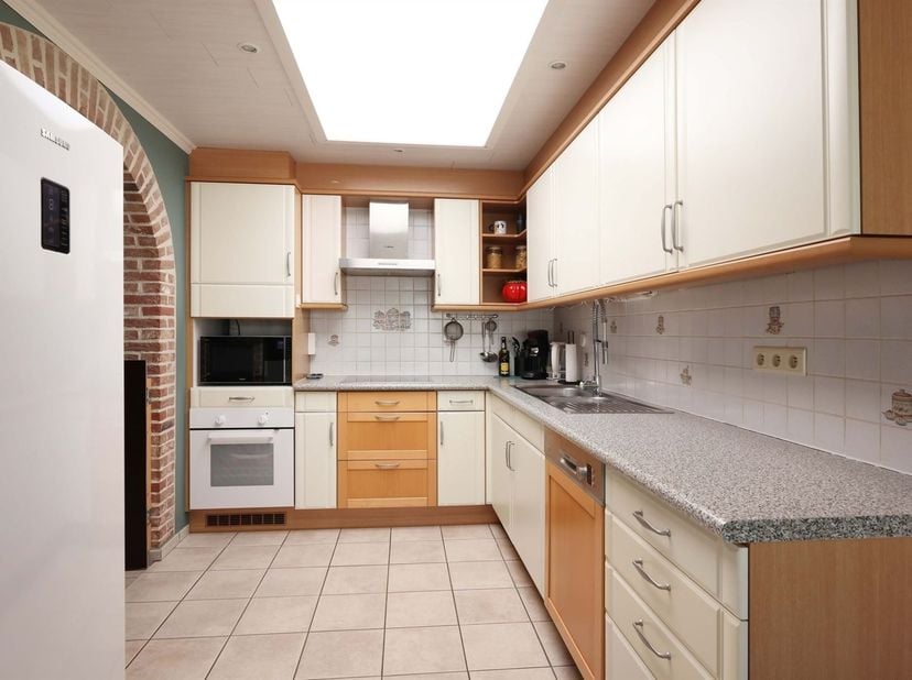 Verrassend ruime gezinswoning met 4 slaapkamers én aanpalende loods van 150m² gelegen in het landelijke Zepperen <br />
<br />
Omgeving:<br />
+ Ge