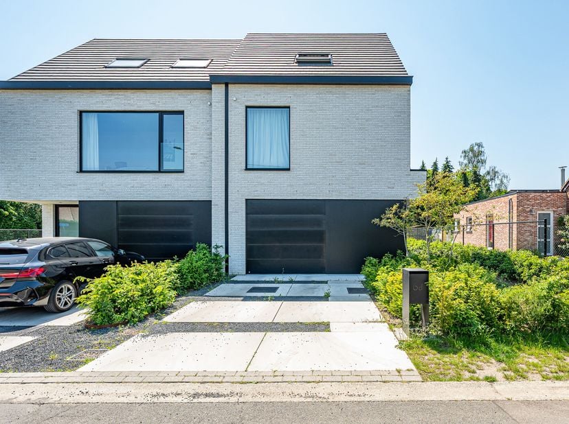 Zeer ruime recente woning met 3 slaapkamers, rustig gelegen en toch vlakbij het centrum. De woning is beschikbaar vanaf 1 september.De badkamer is uit