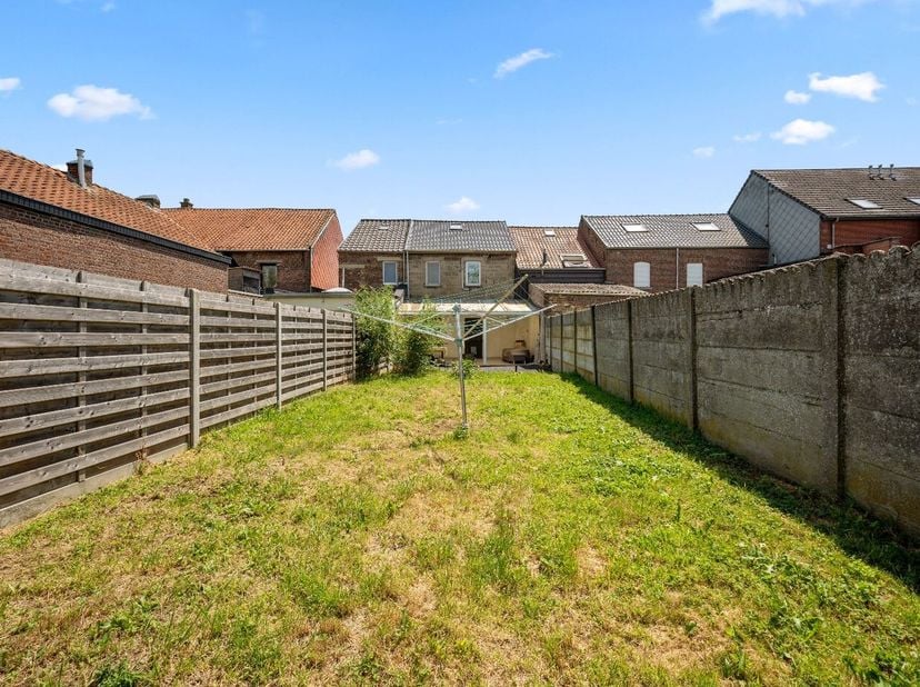 Deze standaard rijwoning in Linter biedt een comfortabel en gezellig thuis voor een klein gezin of een koppel. De woning beschikt over een ruime tuin