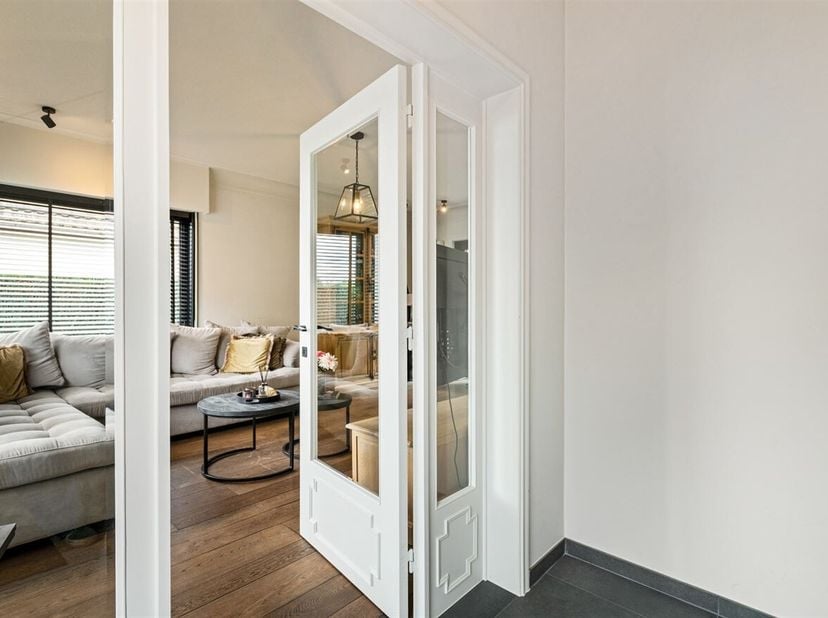 Charmante gerenoveerde villa gelegen in een leuke groene omgeving nabij het centrum van Sint-Job-In-'t-Goor!<br />
Een inkomhal die toegang biedt tot