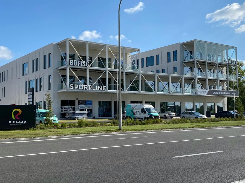 Nieuwbouw kantoorruimte in project R. Plaza te koop op de eerste verdieping met een bruto oppervlakte van ca. 831 m². <br />
<br />
Top ligging met sc