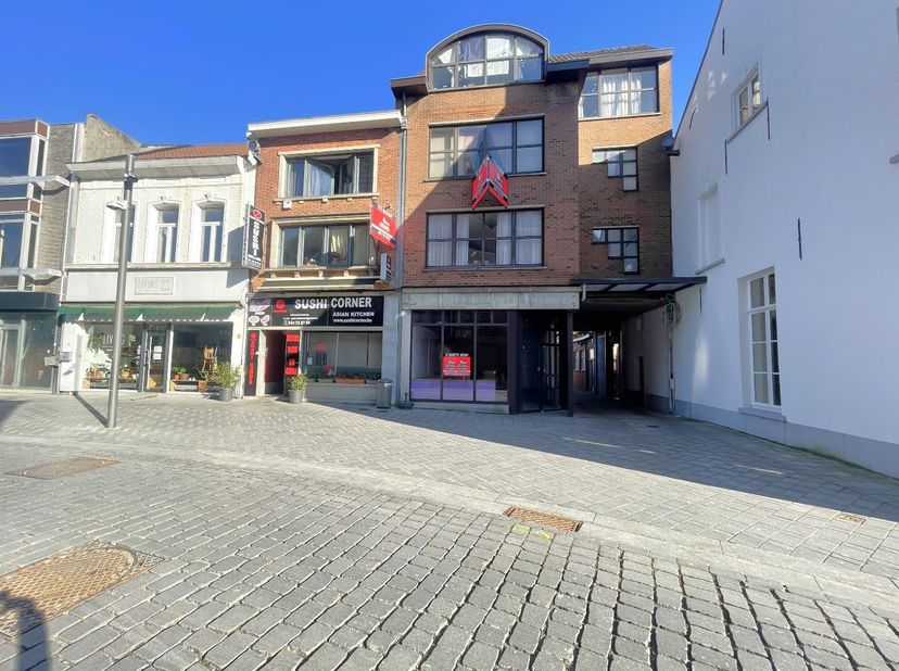 Deze building bevindt zich pal in het centrum op de Markt van Geel met alle faciliteiten (winkels, openbaar vervoer, horeca, scholen...) op wandelafst