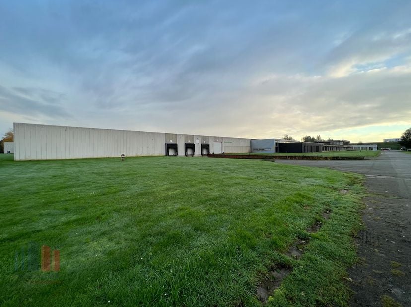 Uitstekend gelegen bedrijfsgebouw met verschillende mogelijkheden, bestaande uit een ruime magazijnruimte van 22.493 m² (hal A+B+C) en gelegen op zich