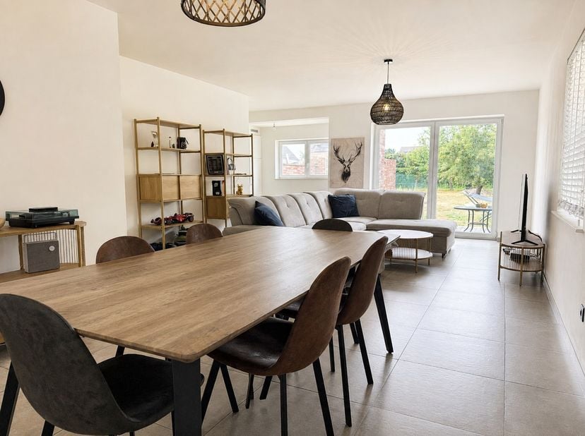 Deze recente halfopen woning, gebouwd in 2021, combineert hedendaags wooncomfort met een uitstekende energiezuinigheid. De woning beschikt over een EP