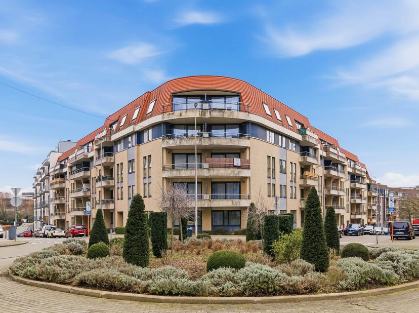 Ruim en licht 2-kamer appartement in uitstekende staat<br />
Inkomhal, toilet en lavabo<br />
Ontvangstruimtes +/- 27m2, toegang tot terras Zuid 10m²<