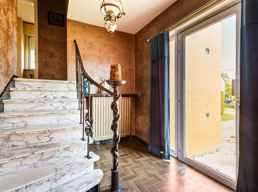 Maison individuelle avec 4 chambres sur un beau terrain d'environ 1.500 m², où l'espace et l'intimité sont au centre des préoccupations.<br />
Avec un