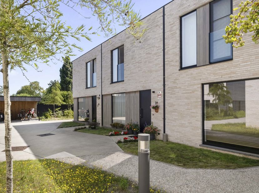 OPENDEURDAG op zaterdag 01/08/2026 tussen 9u en 12u!<br />
Deze recente, energiezuinige woning ligt in het pittoreske Stene-dorp te Oostende! <br />
D