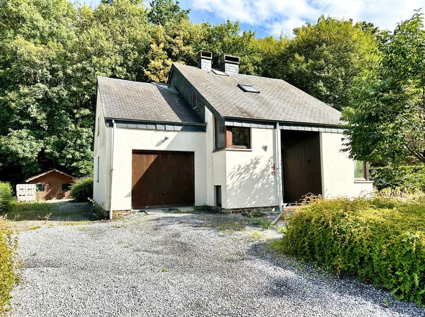 Glv: hal, wc, salon/eetkamer met open haard, uitgeruste keuken, 1 kamer, doucheruimte (douche, wastafel), garage met hoek voor de verwarming.<br />
<b