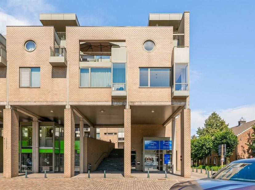 Ruim duplexappartement met autostaanplaats op toplocatie in het centrum van Brasschaat <br />
Bent u op zoek naar een ruim en lichtrijk duplexappartem