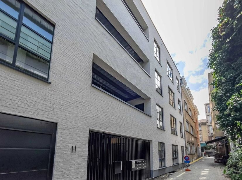 Gelegen aan de Pays de Liègestraat, een steegje tussen de Vlaamsesteenweg en de Baksteenkaai, stelt het project "Vismet" dit gelijkvloers mooi ruimte