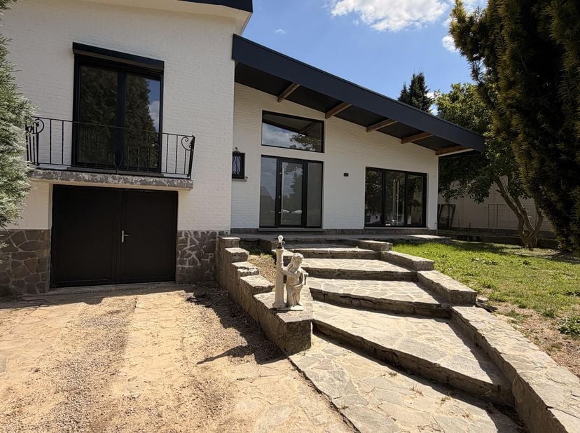 Te huur vrijstaande woning<br />
<br />
Volledig gerenoveerd <br />
<br />
Maastrichtersteenweg, 3770 Vroenhoven<br />
2 minuten van de grens met Maas